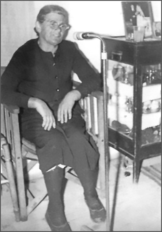 Βασιλική Νείλα, 67 ετών, από τον Άγιο Νικόλαο (παλ. Λάσπη) Ευρυτανίας. Καρπενήσι, 1959. (Πηγή: Ηλιόπουλος)
