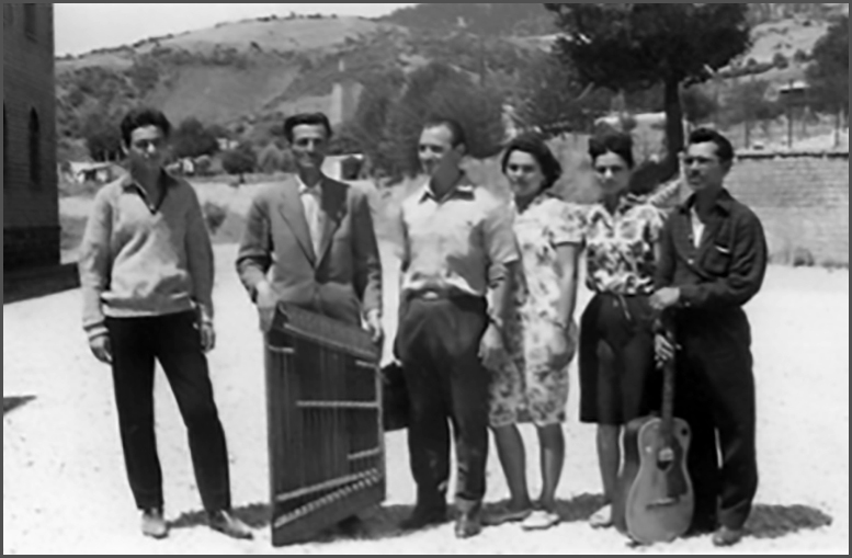 Έξω από το Γυμνάσιο Καρπενησίου (1962): Τάκης (Δημήτριος) Πλατανιάς (ντραμίστας, υιός του Γεωργίου). Γεώργιος Πλατανιάς, 54 ετών (σαντούρι). Λάμπρος Παπαθανασίου, 35 ετών, από το Θέρμο Αιτωλοακαρνανίας (κλαρίνο). Άννα (Γιαννούλα) Παναγιωτοπούλου-Παπαθανασίου, 28 ετών, από την Καταβόθρα Ευρυτανίας (τραγούδι). Γεωργία Πλατανιά, 22 ετών (τραγούδι, κόρη του Γεωργίου). Νικόλαος Καραγιάννης, 22 ετών (κιθάρα). Πηγή: Ηλιόπουλος, Άννα Παναγιωτοπούλου και Γεωργία Πλατανιά.