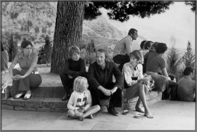 Ο Gilles και η Fanny Deleuze μαζί με τα δύο παιδιά τους, Emilie και Julien, σε διακοπές στην Ελλάδα, 1970. Από το αρχείο της Emmanuelle Guattari.