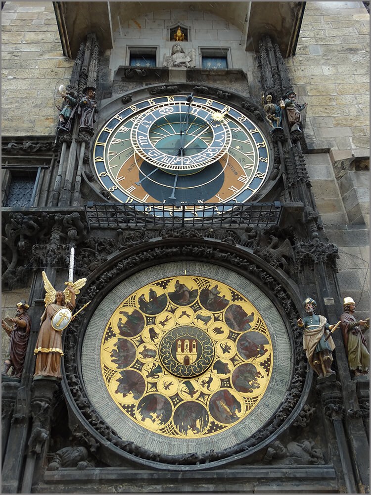 Το αστρονομικό ρολόι της Πράγας, ένα από τα παλαιότερα στον κόσμο (1410). Δείχνει πώς οι άνθρωποι του Μεσαίωνα συνδύαζαν επιστήμη, τέχνη και θρησκεία για να εξηγήσουν τον κόσμο γύρω τους