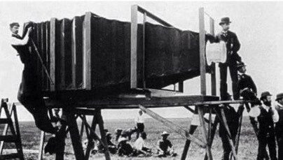 Η εφεύρεση της φωτογραφίας συμβάλει και αυτή στη γενικότερη επιτάχυνση, αφού μειώνει τον χρόνο αναπαραγωγής/αναπαράστασης της φύσης και του κόσμου με ένα απλό κλικ. «Θέα στο παράθυρο», είναι η πρώτη φωτογραφία που έχει διασωθεί, τραβηγμένη από μια φωτογραφική μηχανή τεραστίων διαστάσεων. Τέλη 18ου αιώνα