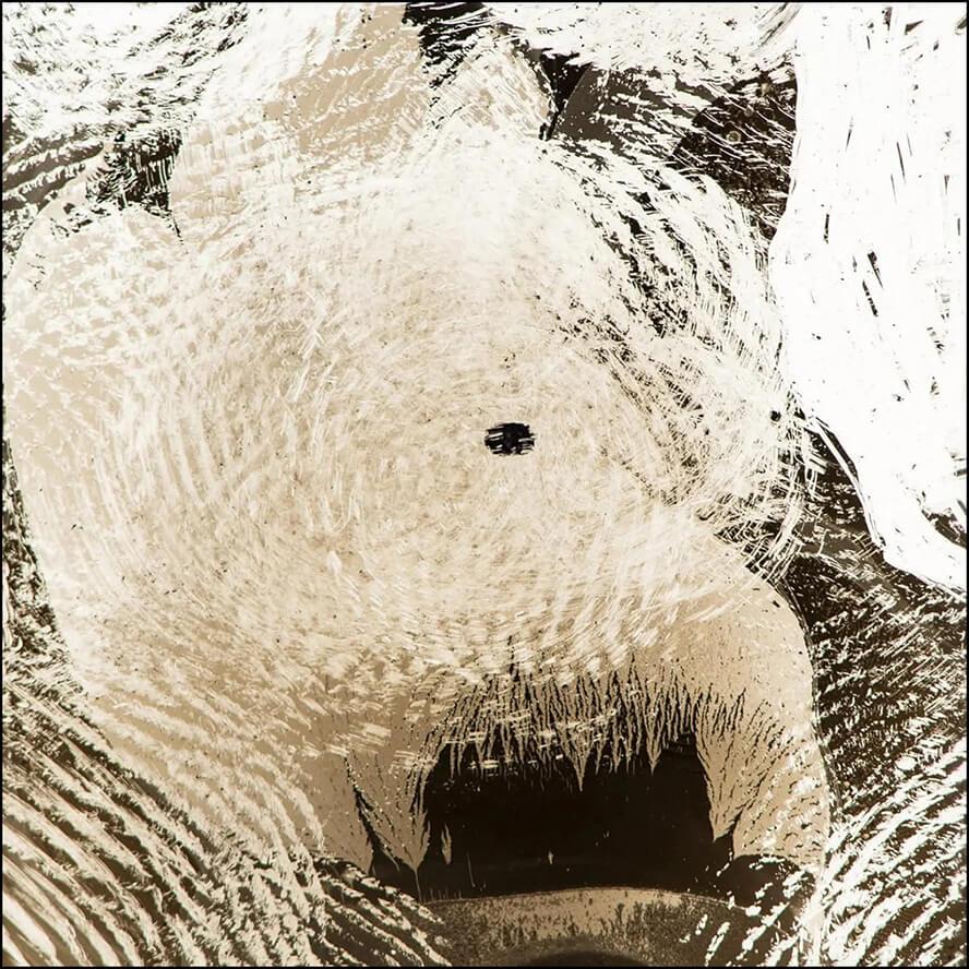 Από την σειρά των λιλιπούτειων (2 x 3 εκ) υαλογραφημάτων του Νίκου Ζήβα (1982). Καπνιά, ελαιοχρώματα, δακτυλικά αποτυπώματα, τζάμι.