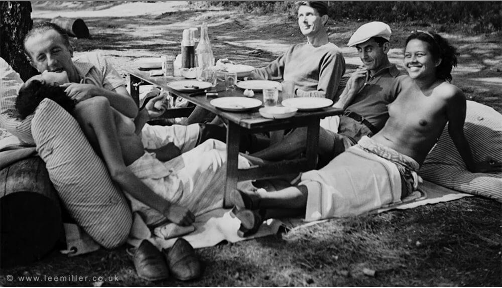 Lee Miller, Από τον πίνακα «Το γεύμα στο γρασίδι» (του Èdouard Manet, 1863). Από αριστερά: Nush και Paul Èluard, Roland Penrose [Άγγλος συλλέκτης, ζωγράφος, ποιητής, μετέπειτα σύζυγος της Lee Miller και συγγραφέας της βιογραφίας του  Picasso], Man Ray και το μοντέλο Ady Fidelin, Κάννες, νησί Saint-Marguerite, 1937. 