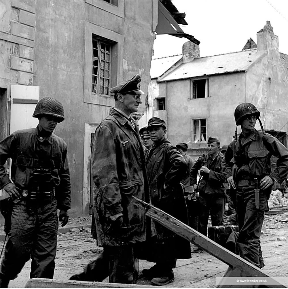 Lee Miller, Η παράδοση του «τρελού Συνταγματάρχη» Von Aulock, Saint-Malo 1944. 