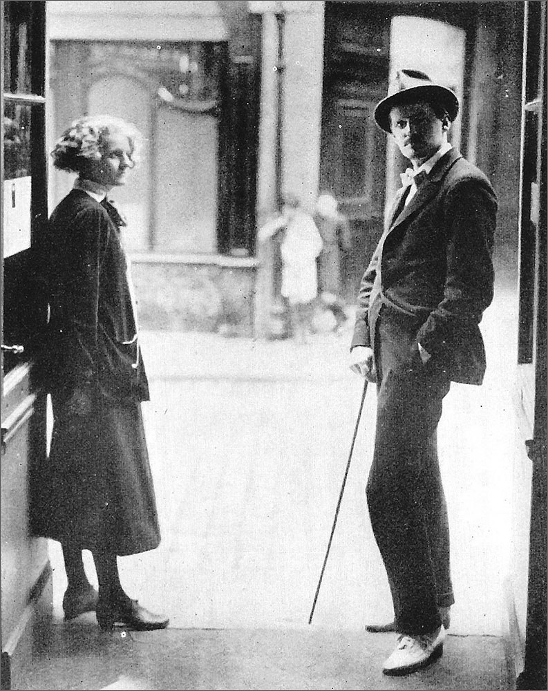 Ο James Joyce με την εκδότριά του Sylvia Beach στο κατώφλι του βιβλιοπωλείου Shakespeare& Cο, στο Παρίσι
