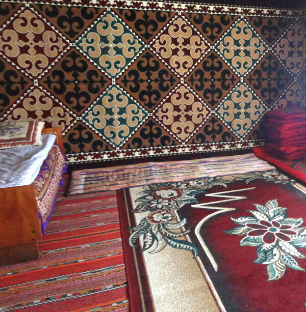 Τατζικιστάν - εσωτερικό χωριάτικου σπιτιού για διανυκτέρευση ταξιδιωτών