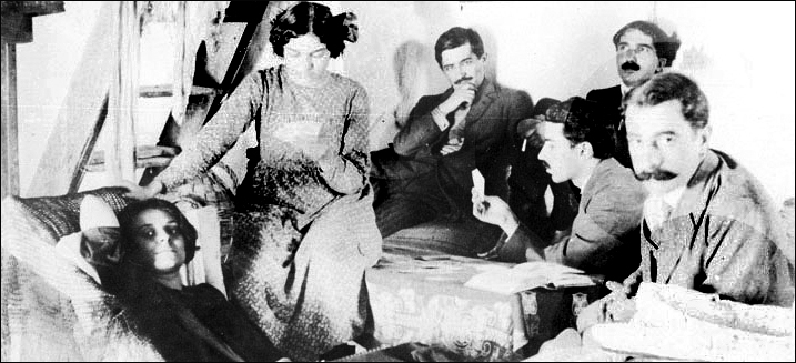 Κράσι (Ν. Κρήτη) 5.8.1912. Από αριστερά: Γαλάτεια Καζαντζάκη, Έ. Αλεξίου, Μ. Αυγέρης, Κώστας Βάρναλης, Ν. Καζαντζάκης Χ. Στεφανίδης,