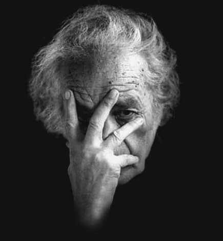 Ο Nicanor Parra σε μια από τις ιδιόρρυθμες φωτογραφίσεις του