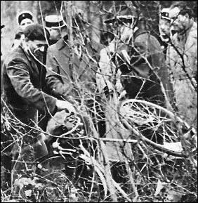 Φωτογραφία από την αναπαράσταση στον τόπο του εγκλήματος.  Ο Ρομπέρ αριστερά με μπερέ.