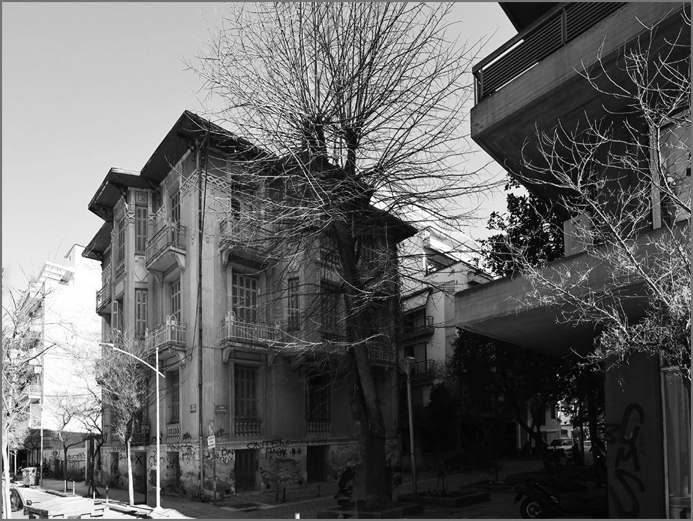 Εικ. 2: το «Παλατάκι» στην οδό Αλεξανδρείας 25, ανάμεσα στα μεγαθήρια. Φωτογραφία του συγγραφέα.