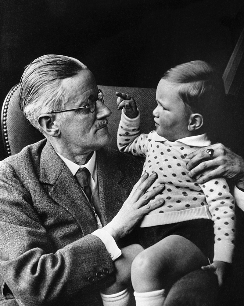 O Tζόις με τον εγγονό του Stephen James Joyce (1932–2020) τo 1934
