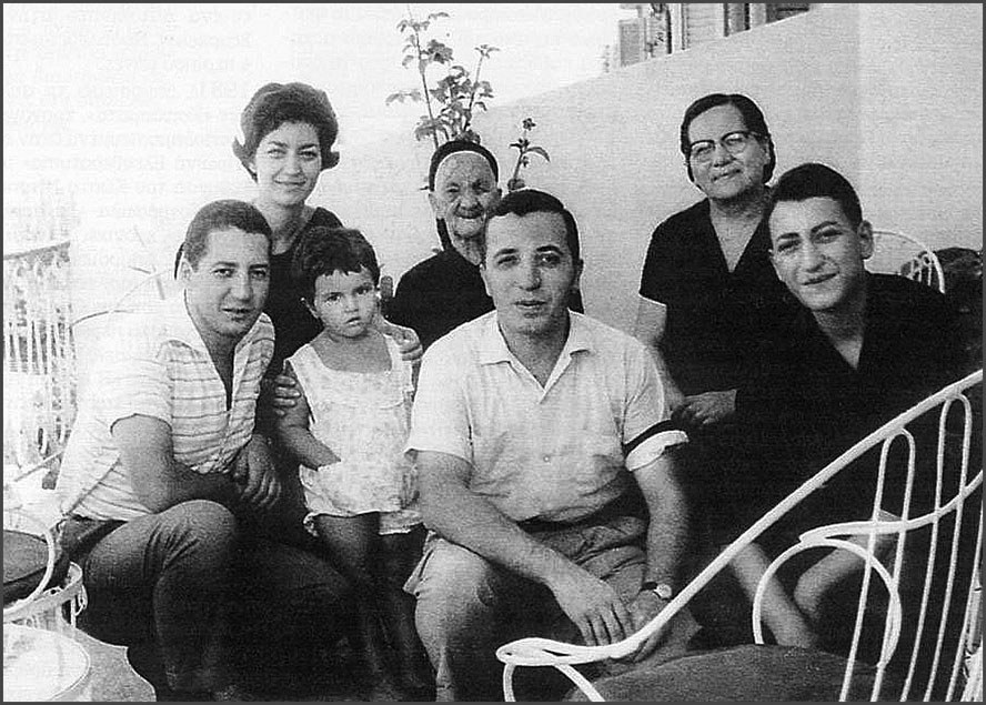 Με τα αδέλφια του, τη γιαγιά και τη μητέρα του (1963)