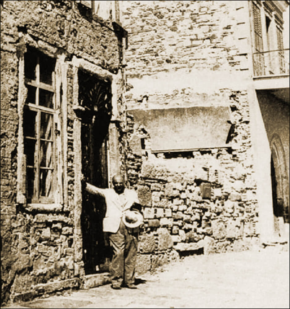 Ο Σεφέρης στο παλιό του σπίτι, στα Βουρλά της Σμύρνης 