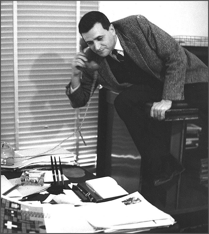 Στο γραφείο του στην εφ. «Μεσημβρινή» (30/11/1963)